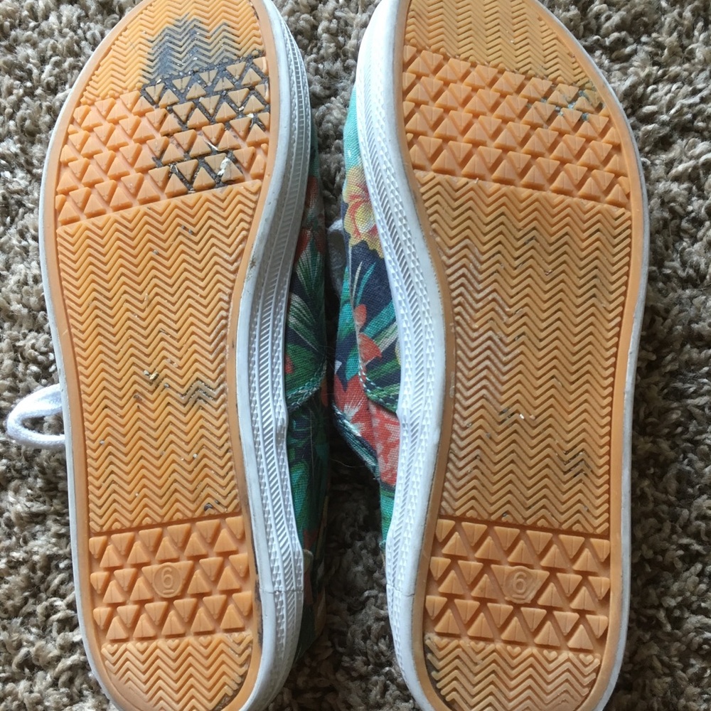 Hawaiian Tennis Shoes, Size 6 - Picture 5 of 5